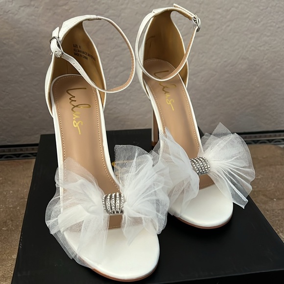 Rexie White Bow Pointed-Toe Ankle Strap Heels - Picture 5 of 9